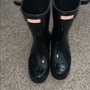 Black original short gloss rain boots by Hunter